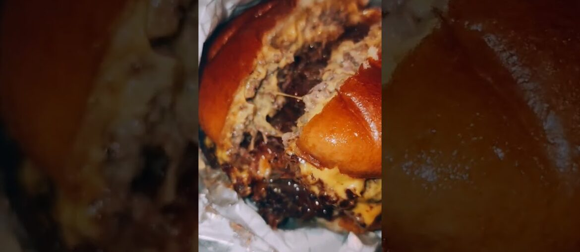 #saudiarabia #chefs #food #saudifood #burger #cheese #fries #shorts #youtubeshorts #bangladesh