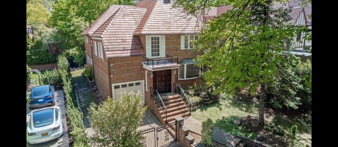 Home Tour 152 Whitson Street Forest Hills, NY 11375 Home Tour 152 Whitson Street Forest Hills, NY 11375