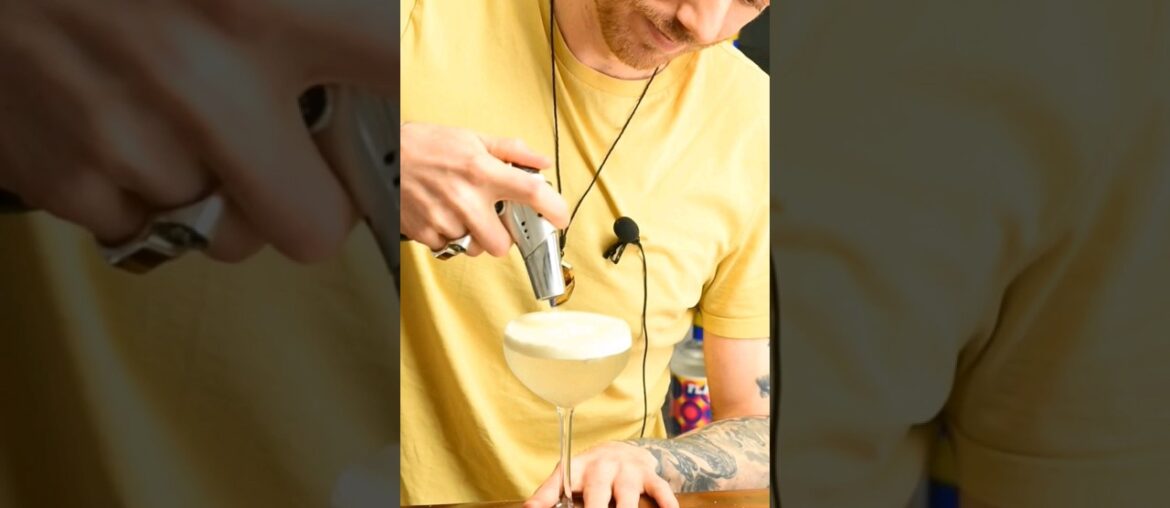 French Lemon Pie Martini Cocktail For Eurovision #eurovision2023 #drinks #recipes #cocktails