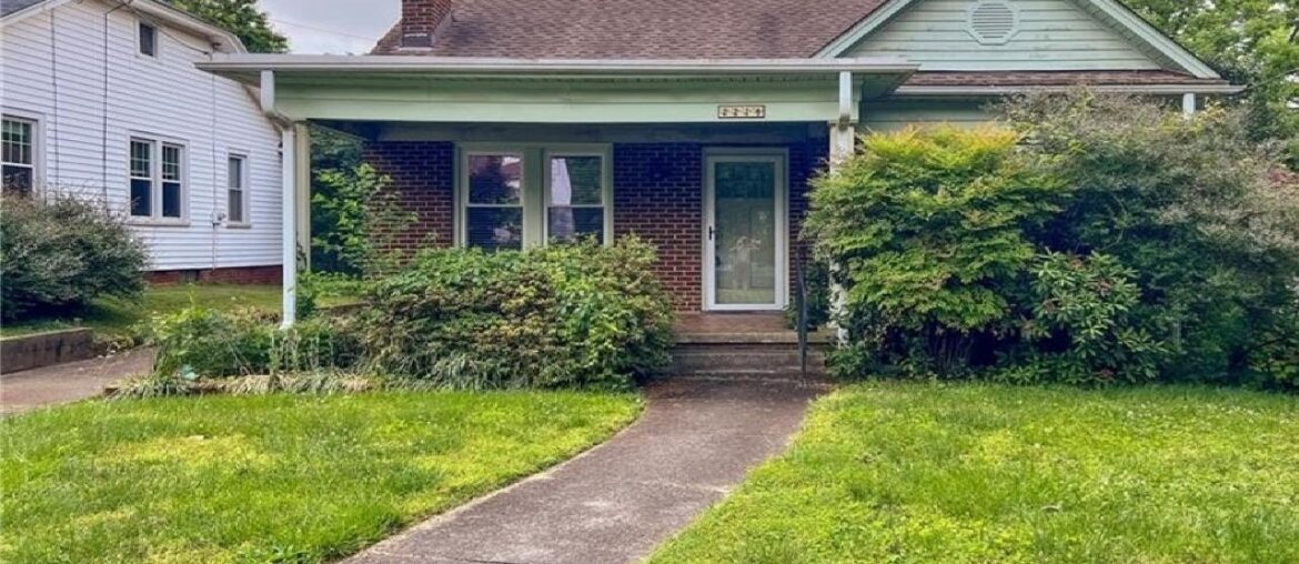 2224 Elizabeth Avenue, Winston Salem, NC Presented by Pam Boyle. 2224 Elizabeth Avenue, Winston Salem, NC Presented by Pam Boyle.