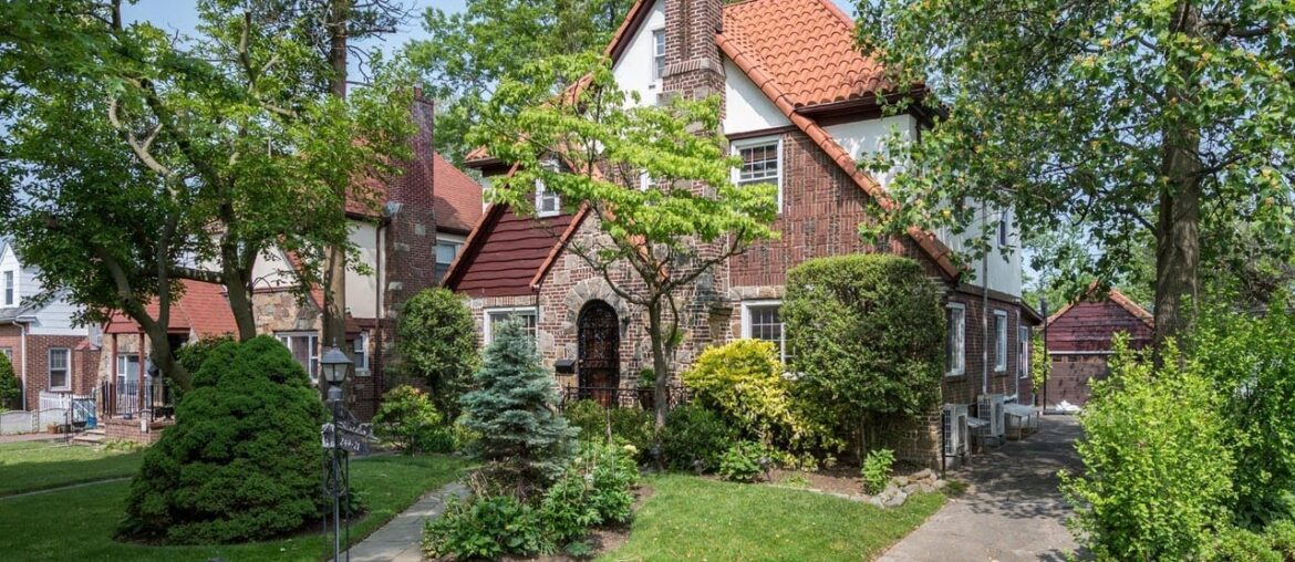 249-21 Thornhill Ave, Little Neck, NY