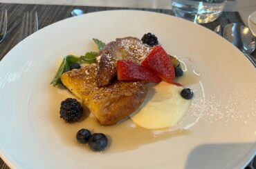 Crowded United Polaris Lounge San Francisco Voted Best business class lounge in the world Breakfast