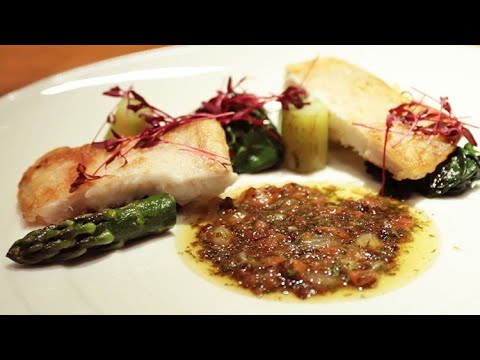 The chef carefully teaches you how to make a flounder mignonette The chef carefully teaches you how to make a flounder mignonette