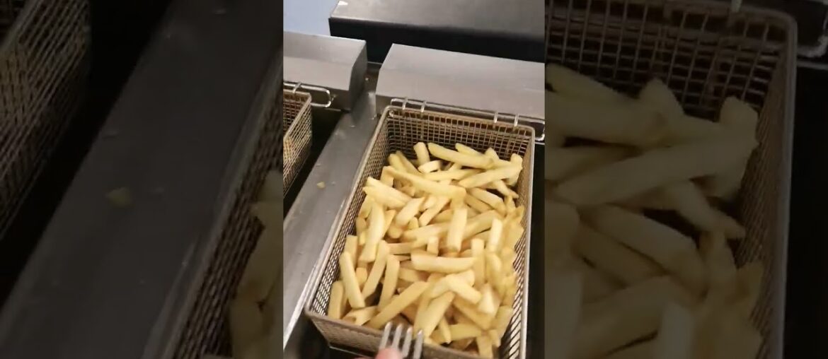 how to make frited potatoes!! French fries! chef life! chefs working in kitchen! how to make frited potatoes!! French fries! chef life! chefs working in kitchen!