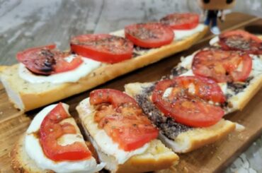 Simple Caprese Garlic Bread