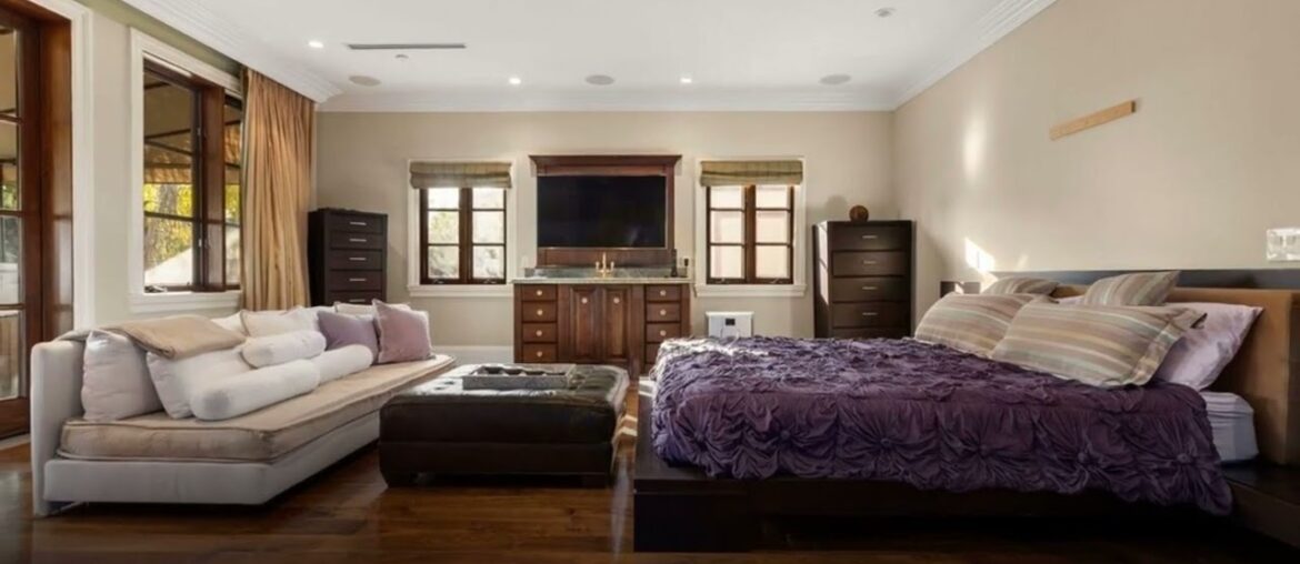 221 North Rexford Drive, Beverly Hills, CA 90210