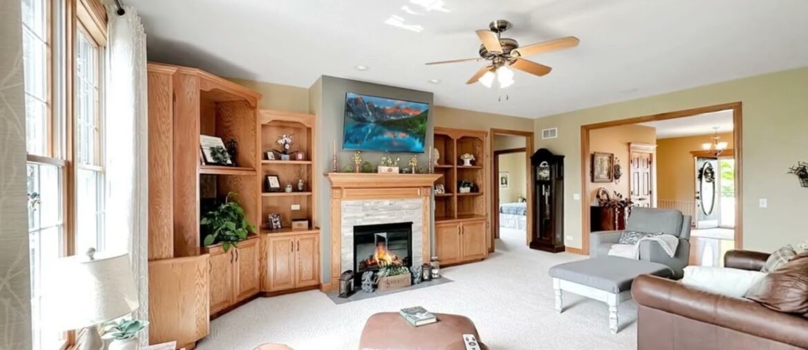 1341 Oak Hill Lane, Hampshire, IL 60140