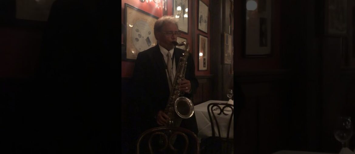 JAZZ BRUNCH AT ANTOINE’S RESTAURANT IN NOLA-Enjoy your meal and the performance at your table.#jazz