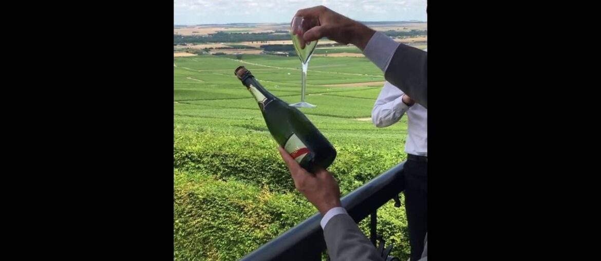 Sabrer le champagne avec une flute