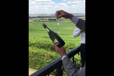 Sabrer le champagne avec une flute