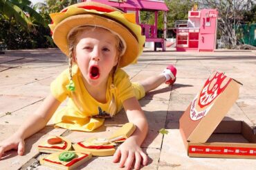 Stacy pretend play Restaurant