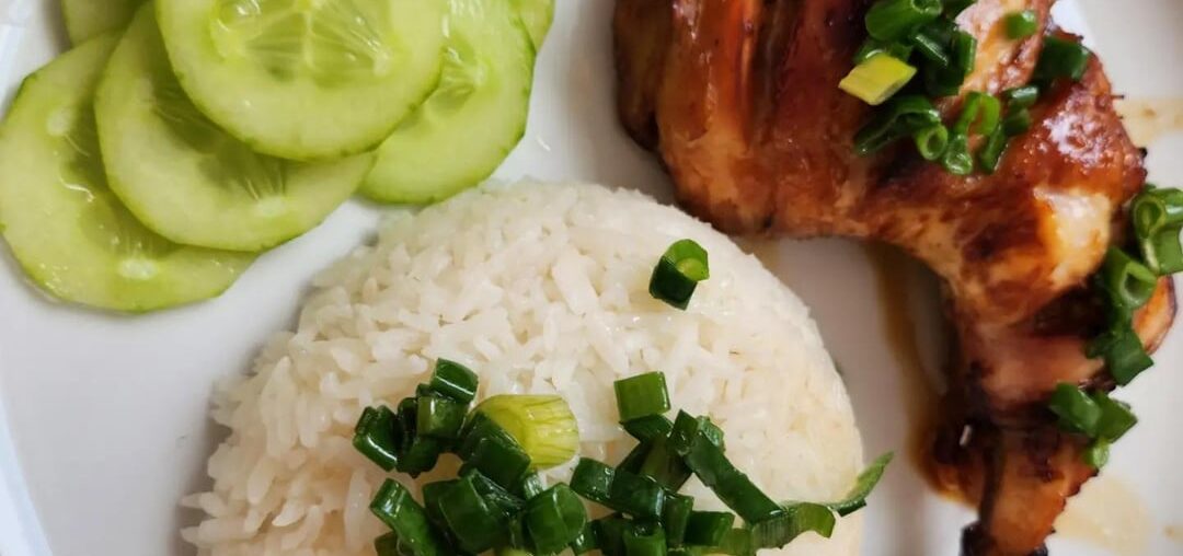 Poulet grillé façon vietnamienne, mariné au gingembre et servi avec des tiges d'oignons blancs ciselées à l'huile.