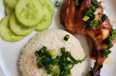 Poulet grillé façon vietnamienne, mariné au gingembre et servi avec des tiges d'oignons blancs ciselées à l'huile.