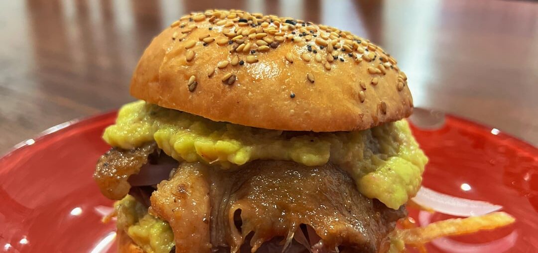 Cuisse de canard confite, pickles d’oignons rouges, guacamole et frites allumettes.