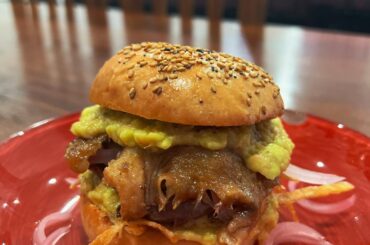 Cuisse de canard confite, pickles d’oignons rouges, guacamole et frites allumettes.