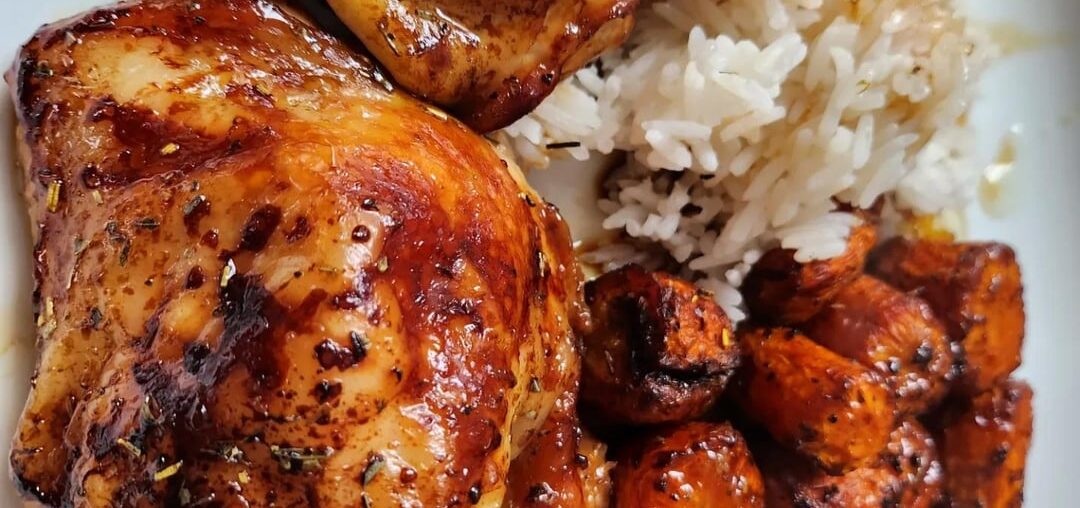 Hauts de cuisse de poulet rôtis mariné à la sauce soja, carottes rôties aux herbes de Provence et riz blanc.