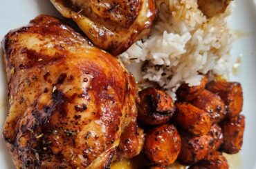 Hauts de cuisse de poulet rôtis mariné à la sauce soja, carottes rôties aux herbes de Provence et riz blanc.