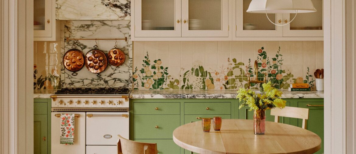 Hand-painted murals on the backsplash of an apartment kitchen, London, UK [4932x6576]