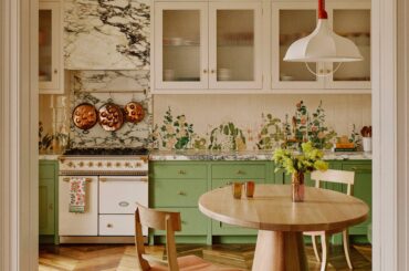 Hand-painted murals on the backsplash of an apartment kitchen, London, UK [4932x6576]