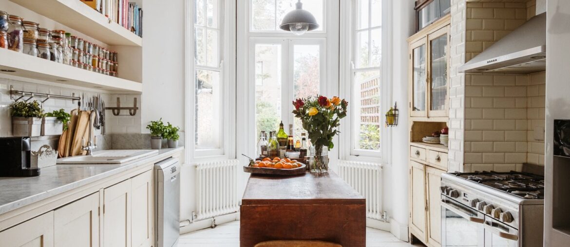 Bay window kitchen full of natural light in an Edwardian terraced house in Brixton Hill, south London, UK [1500x1000]