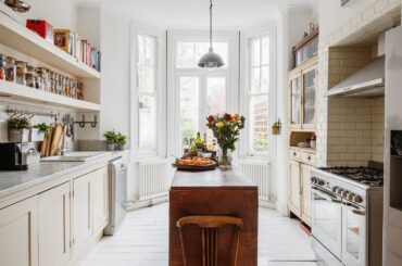 Bay window kitchen full of natural light in an Edwardian terraced house in Brixton Hill, south London, UK [1500x1000]