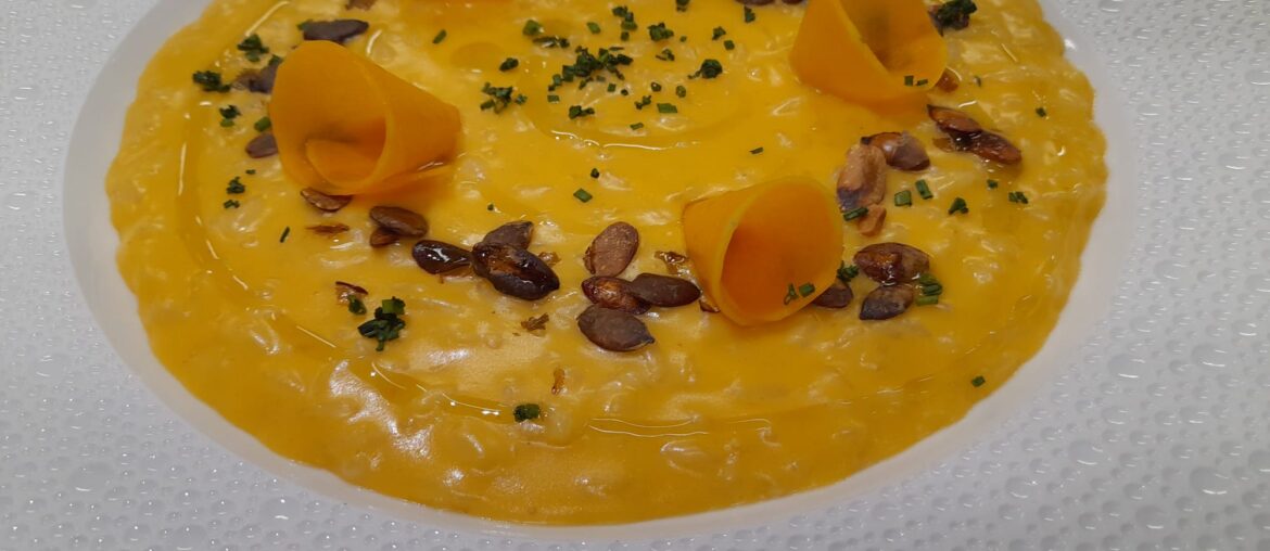 Risotto au butternut avec des pickles et des graines de courge