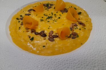 Risotto au butternut avec des pickles et des graines de courge