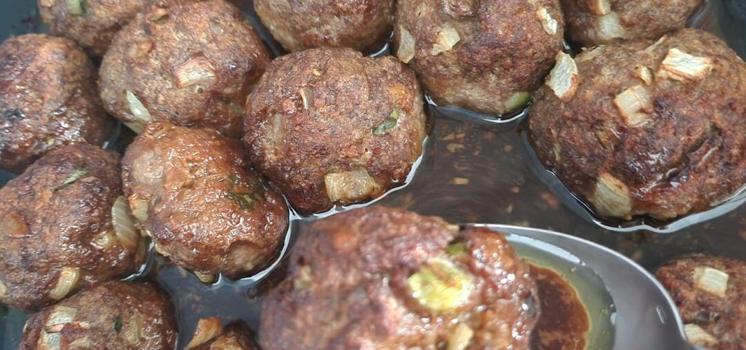 Boulettes de bœufs au gingembre et sauce soja, servies avec des coquillettes