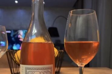 To all the natural wine lovers, can you guess who’s the maker ? 🤘🏼