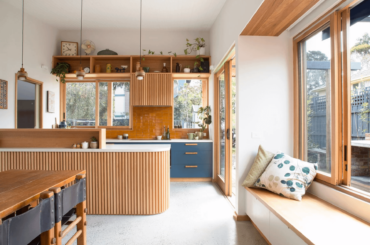 Kitchen and dining space with a window seat in a renovated and extended bungalow, Brunswick West, Melbourne, Victoria, Australia. Credit to u/maniaforbeatles