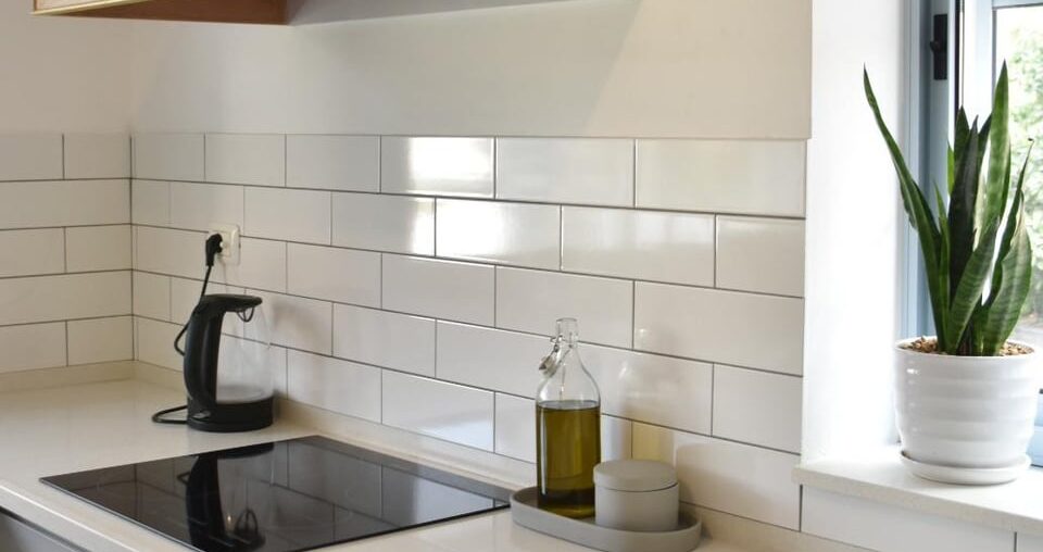 Modern kitchen, doors and drawers with integrated pulls