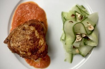 Haut de cuisse croustillant, romesco, salade de concombres marinés et noisettes torréfiés