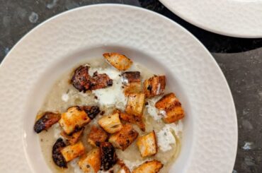 Tout simple : velouté de céleri, croutons et chorizo grillés