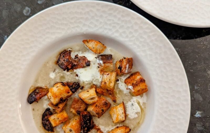 Tout simple : velouté de céleri, croutons et chorizo grillés