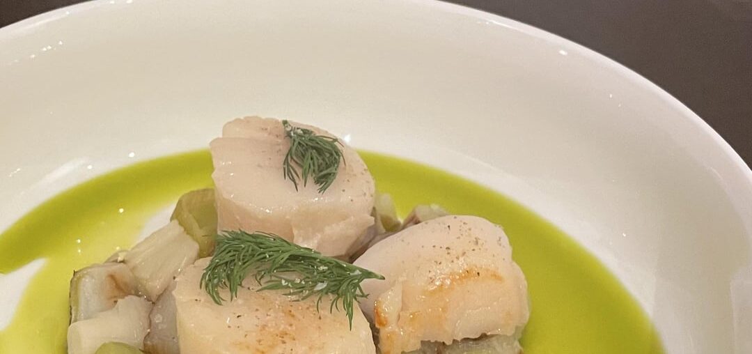 Poireaux Vinaigrette aneth citron & Saint-Jacques, poulpe et millefeuille de pommes de terre, sorbet poire cardamome !