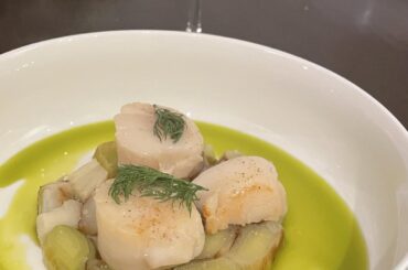 Poireaux Vinaigrette aneth citron & Saint-Jacques, poulpe et millefeuille de pommes de terre, sorbet poire cardamome !