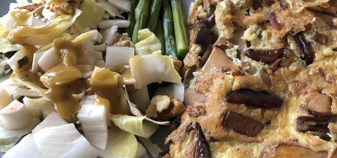 Omelette au bolets de Lozère, salade d’endive au noix et bleu, vinaigrette à l’huile de truffe.