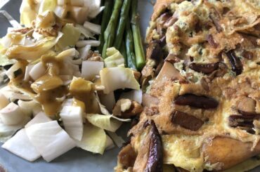 Omelette au bolets de Lozère, salade d’endive au noix et bleu, vinaigrette à l’huile de truffe.