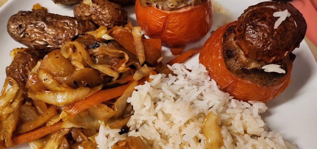 Tomates farcies, légumes sautés variés, pommes grenailles rôties et riz blanc.