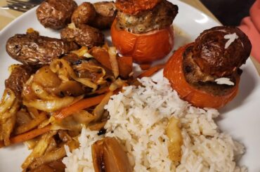 Tomates farcies, légumes sautés variés, pommes grenailles rôties et riz blanc.