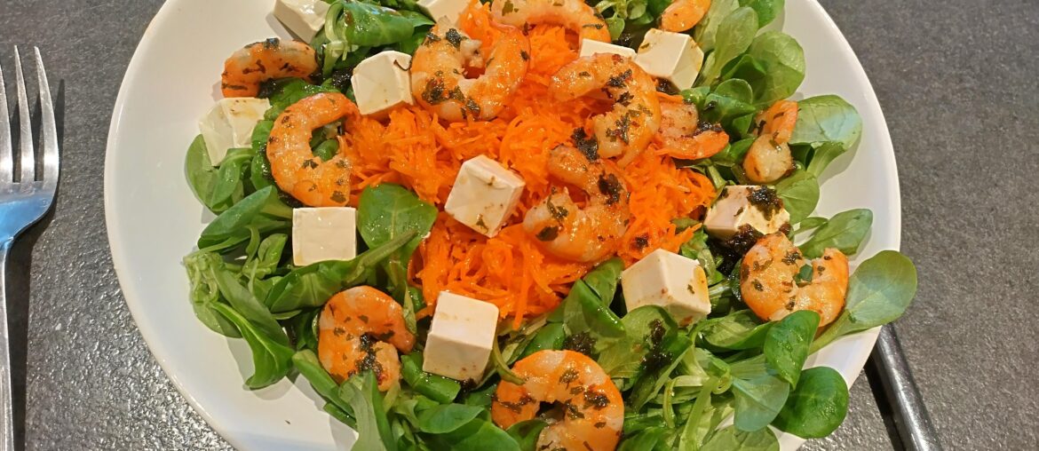 Salade du soir 🥗 Crevettes aux beurre persillé 🍤, apéricube Bleu Noix cheese🧀 et carottes 🥕