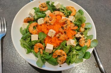 Salade du soir 🥗 Crevettes aux beurre persillé 🍤, apéricube Bleu Noix cheese🧀 et carottes 🥕
