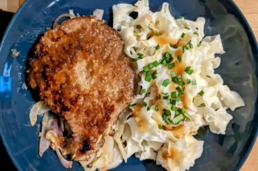 Côtelettes de porc marinées grillées à la poêle, nouilles aux oignons