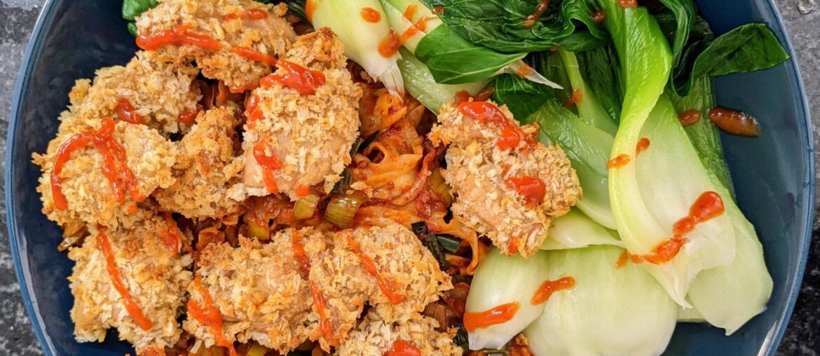 Nouilles sauce chili à l'ail, pak choi et cuisses de poulet désossées panées à l'air fryer