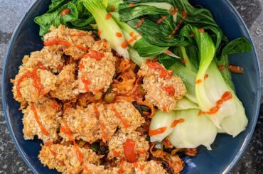 Nouilles sauce chili à l'ail, pak choi et cuisses de poulet désossées panées à l'air fryer