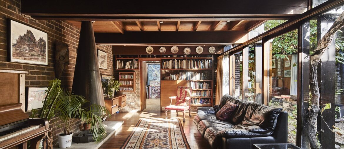 Living space in a 1960s residence centered around a courtyard garden in Kentish Town, Camden, northwest London, UK [2400x1601]
