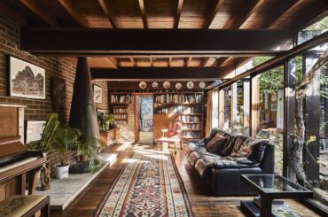 Living space in a 1960s residence centered around a courtyard garden in Kentish Town, Camden, northwest London, UK [2400x1601]