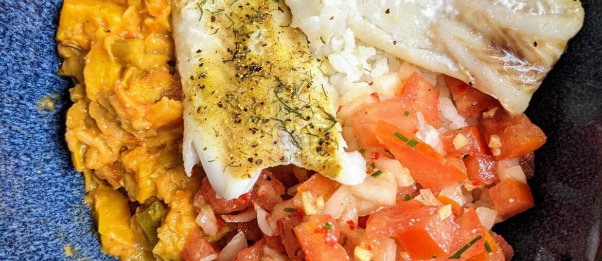 Dahl de lentilles corail au lait de coco, filet de lieu d'atlantique et rougail tomates-combava