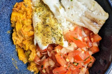 Dahl de lentilles corail au lait de coco, filet de lieu d'atlantique et rougail tomates-combava