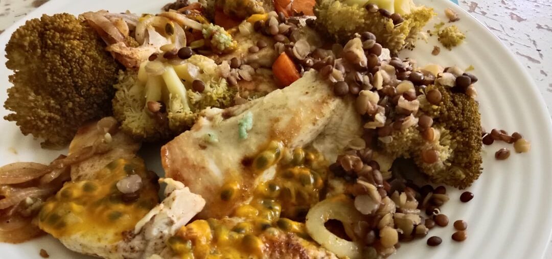 Escalope de poulet aux fruits de la passion avec lentilles, carottes, oignons et brocolis
